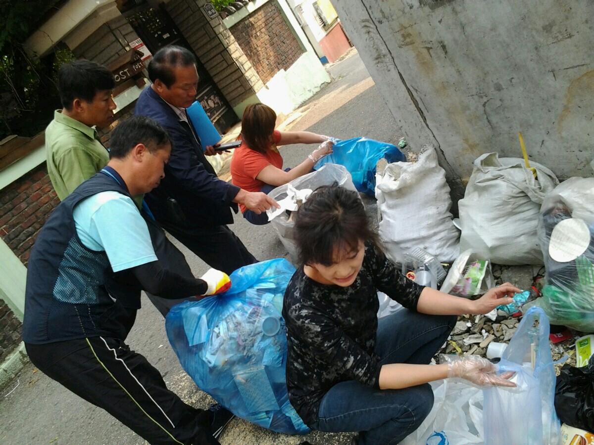 연무동 통장들 고질적인 쓰레기 문제 발 벗고 나서다 -2